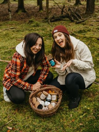 Rostou! 🍄‍🟫 🕯️ A víte, že když si naplníte košík za 1 500,- tak máte dopravu zdarma? 😄🚛 Fotila naše @zuzkafoti 🧡